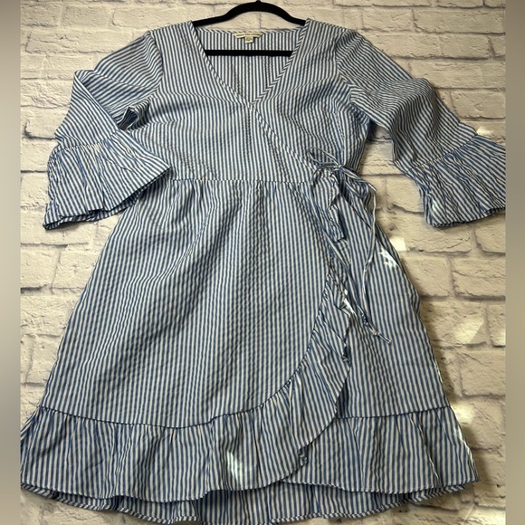 Preppy American Eagle Outfitters Blue and White Seersucker Wrap Dress. Academia - Picture 3 of 11